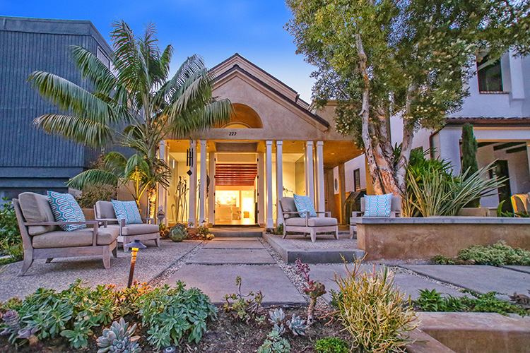 How To Create An Outdoor Living Space By The Ocean